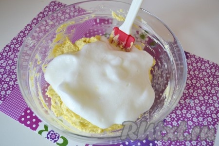 Взбитые белки выкладываем в творожную массу и аккуратно перемешиваем.
