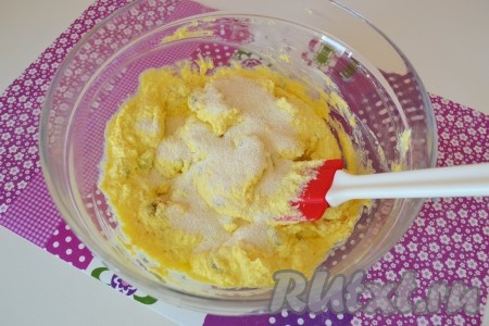 Добавляем манную крупу и перемешиваем.
