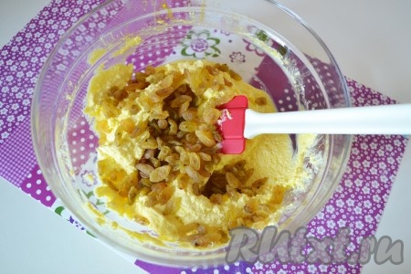 Всыпаем обсушенный изюм, перемешиваем.
