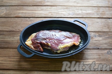 На хорошо разогретую сковороду (без масла!) кожей вниз выкладываем гусиную грудку.
