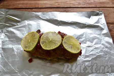 Сверху выкладываем тонко нарезанные ломтики лайма (или лимона). Заворачиваем гусиную грудку плотно в фольгу. Аналогично подготавливаем и заворачиваем и вторую гусиную грудку. Отправляем в разогретую духовку на 15 минут при температуре 180 градусов.
