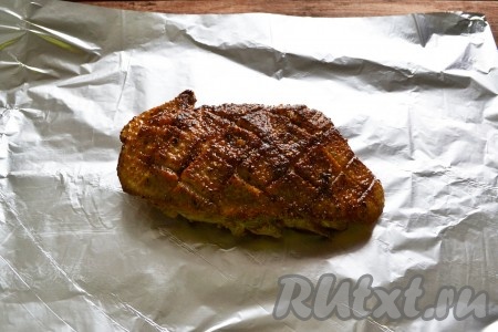 Обжаренную грудку выкладываем на фольгу. Для приготовления смородинового соуса в сотейник выкладываем маленький кусочек сливочного масла, всыпаем 0,5 стакана ягод красной смородины, добавляем по вкусу соль, душистый перец, щепотку сахара и, помешивая, варим 5 минут на слабом огне, готовый соус (по желанию) можно протереть через сито.
