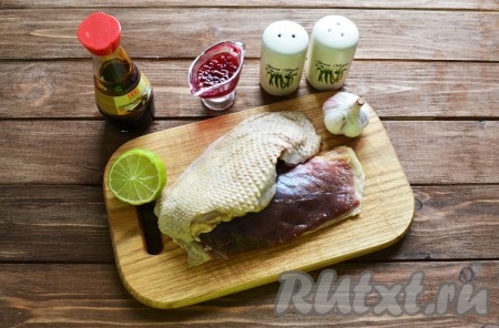 Подготовим все необходимые продукты для приготовления гусиной грудки.
