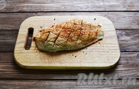 Натираем гусиную грудку приправами и солью с обеих сторон.
