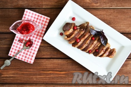 Нарезаем тонкими ломтиками и подаем на стол. 