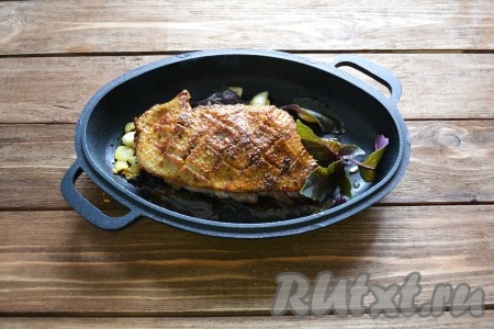 Обжариваем грудку на сильном огне до золотистой корочки со стороны кожи. Переворачиваем на другую сторону, выкладываем в сковороду измельченный чеснок и листики базилика, жарим до золотистого цвета, поливая образовавшимся растопленным жиром верх грудки.