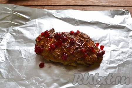 Смазываем (по желанию) смородиновым соусом гусиную грудку и поливаем 2-3 столовыми ложками соевого соуса.
