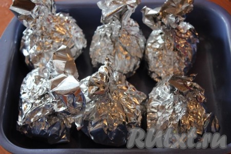 Затем выложить картофель в фольге в жаропрочную форму. Поставить в разогретую духовку и запекать при 200 градусах примерно 35-40 минут. Время запекания зависит от величины картофеля. Готовность картошки-гармошки с беконом можно проверить зубочисткой (если зубочистка легко входит в картофель - значит она готова).
