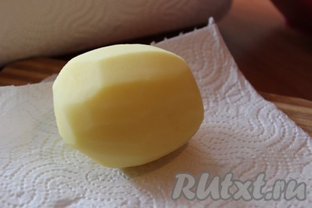 Обсушить картошку на бумажном полотенце.
