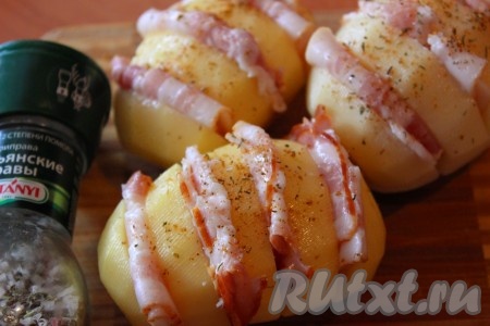 В каждый надрез положить по ломтику бекона, посолить и приправить по вкусу.&nbsp;
