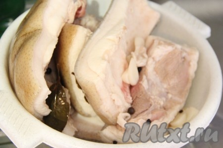 Просолившееся сало откинуть на дуршлаг, а затем обсушить бумажным полотенцем.