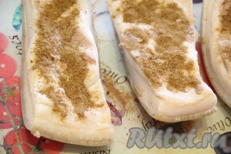 Посыпать сало смесью перцев и хорошо втереть специи в сало.