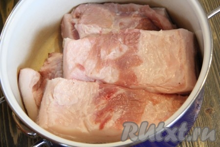  Выложить сало в кастрюлю.