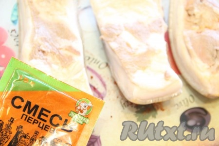 Подготовить сухие специи для обмазки сала.