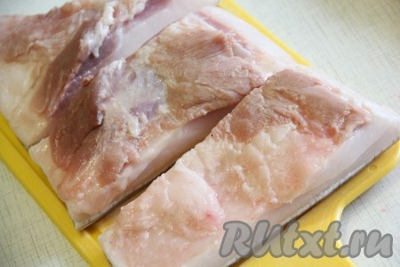 Сало нарезать на кусочки. Сало должно нормально уместиться в кастрюле.