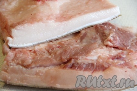 Сало вымыть под проточной водой, а затем обсушить бумажным полотенцем.

