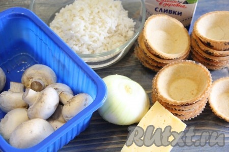 Подготовить продукты для запеканки. Рис предварительно сварить в подсоленной воде до готовности. Кстати, можно использовать рис, оставшийся с ужина или обеда.
