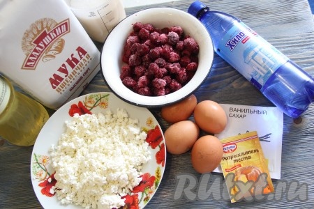 Подготовить продукты для приготовления пирога на минералке. Вишню заранее не размораживать.