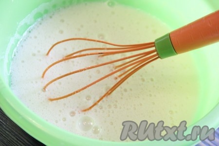 Влить в тесто минеральную воду и тщательно перемешать венчиком.
