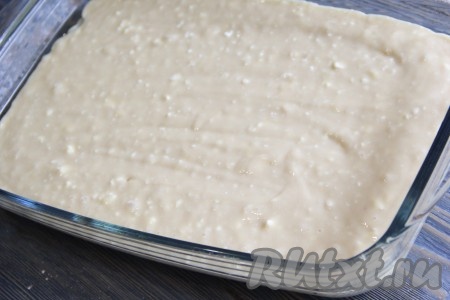 Выложить тесто в форму для выпекания, смазанную растительным маслом, и разровнять. У меня размер формы 33х26 см.