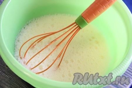 С помощью венчика взбить яйца с растительным маслом в пышную пену.