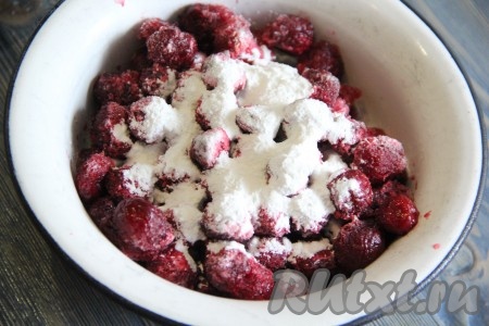 Вишню присыпать крахмалом и слегка перемешать. 