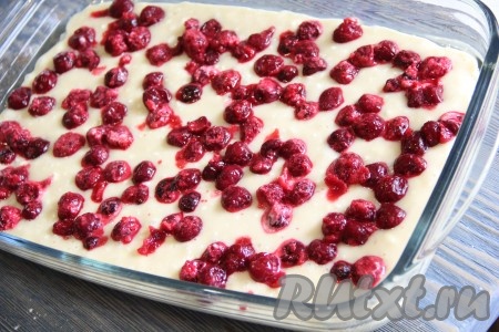 Выложить вишню поверх теста. Поставить форму с тестом в разогретую духовку и выпекать при температуре 200 градусов примерно 45 минут (готовность можно проверить сухой зубочисткой).