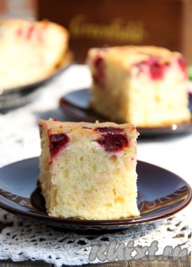 Пирог на минералке с вишней