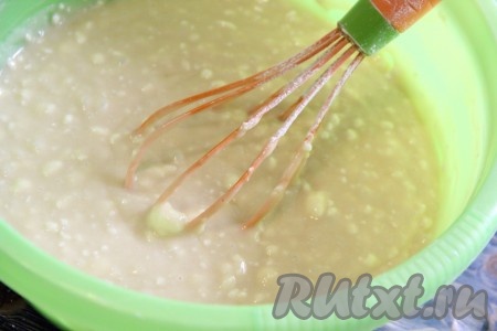 Тесто для пирога на минералке получится не густым.
