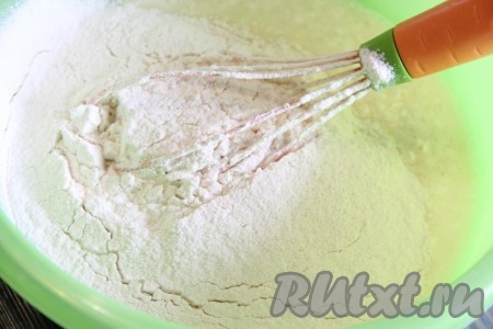 Затем добавить муку и разрыхлитель, тщательно перемешать.
