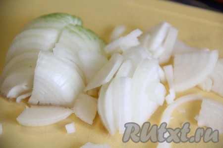 Нарезать лук полукольцами.