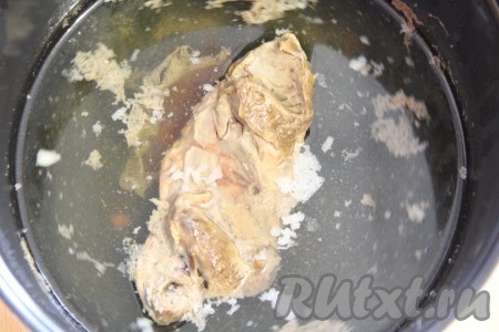 Сердце промыть в холодной воде, а затем залить полностью чистой холодной водой и сварить до готовности. Я готовила сердце в мультиварке 3 часа на режиме "Томление". Можно сварить сердце в кастрюльке на медленном огне в течение 2 часов.