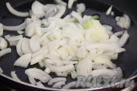В сковороду влить растительное масло, добавить лук.
