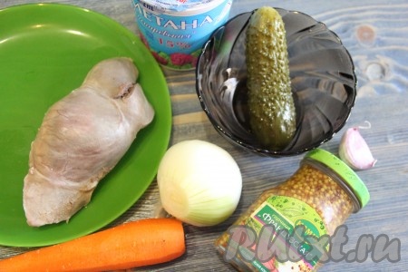 Сердце полностью остудить в бульоне. Лук и морковь очистить. 