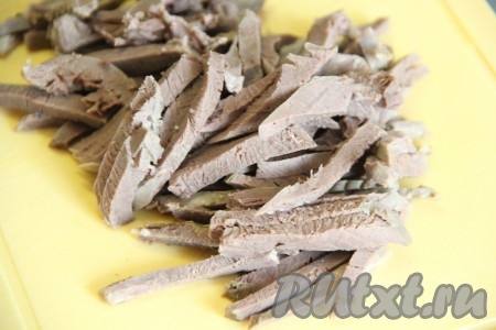 Свиное сердце для салата нарезать длинными, тонкими полосками.
