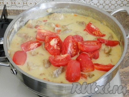 Затем добавить к мясу помидоры и готовить еще 10 минут, периодически помешивая и не давая соусу слишком сильно кипеть.