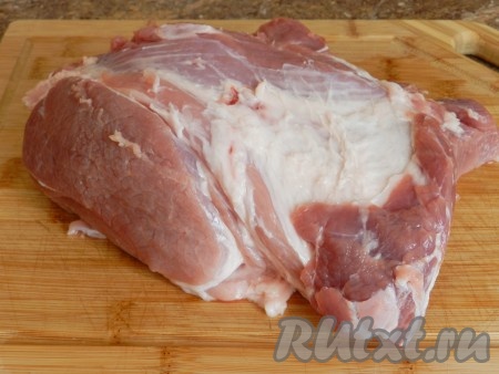Свинину вымыть и обсушить бумажными полотенцами.
