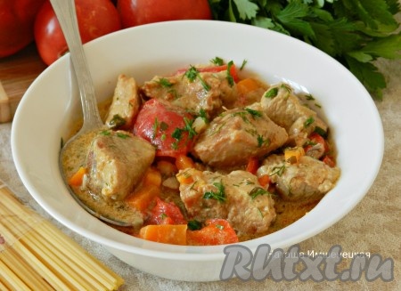 Аппетитная, вкусная свинина,&nbsp;тушеная с овощами на сковороде, готова.
