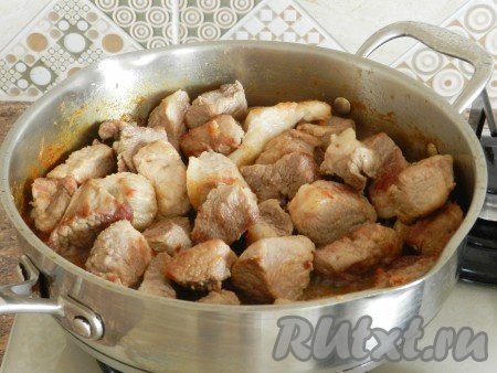 В глубокой сковороде разогреть масло и обжарить кусочки свинины со всех сторон до золотистого цвета. Влить немного воды, около 100 мл, уменьшить огонь и тушить мясо под крышкой в течение часа. В процессе приготовления приправить солью и перцем по вкусу.
