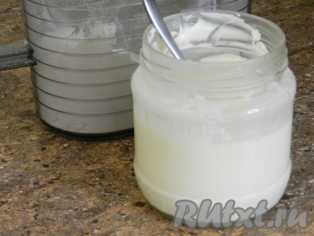 Сметану развести водой до объема примерно 300 мл, добавить муку, все хорошо перемешать, чтобы не было комков.
