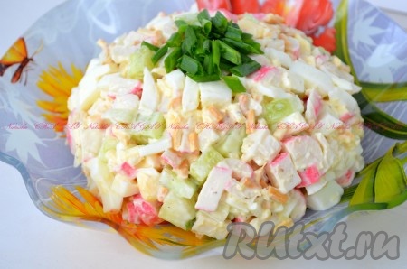 Аппетитный салат, приготовленный с копчёным сыром "Косичка" и крабовыми палочками, выложить в салатник, украсить зеленью и подать к столу. Вкусно и просто, рекомендую!