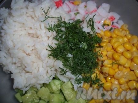 Добавить в салат отварной охлажденный рис. Для того чтобы рис получился рассыпчатым, для варки риса соотношение сухого риса и воды должно быть 1:2. Я использую обычно пропаренный рис, он не склеивается. Мелко порубить укроп и тоже добавить в салат.
