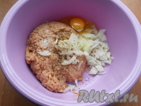 Сюда же добавить яйцо, черный перец и соль.
