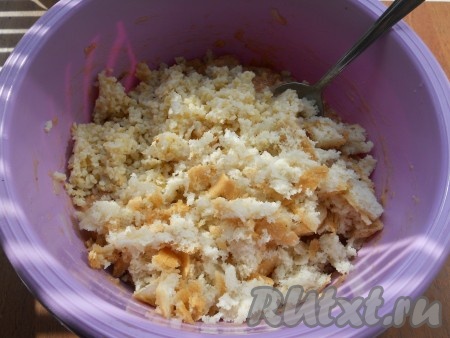 Также добавить холодную отваренную кашу (у меня - пшеничная), замоченный в воде и отжатый белый хлеб.
