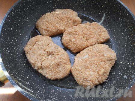 Фарш хорошенько перемешать. Мокрыми руками сформировать котлеты, обвалять их в панировочных сухарях. Сковороду разогреть с растительным маслом и выложить котлеты из фарша лосося.
