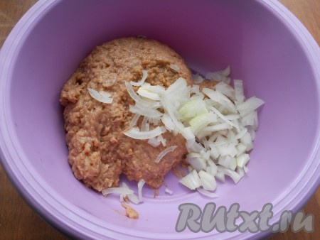 Фарш разморозить, добавить к нему нарезанный мелкими кусочками репчатый лук.
