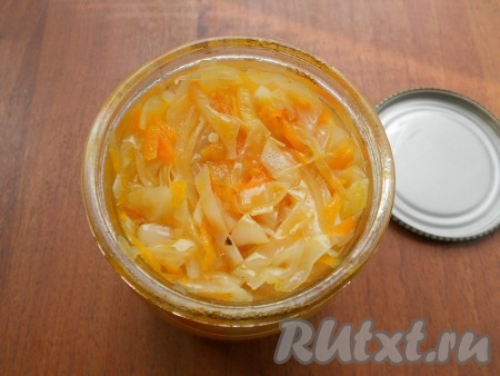 Салат перемешать и оставить на 4 часа. После этого поставить емкость с салатом на небольшой огонь. Проварить салат, помешивая, 20 минут от начала кипения жидкости. Выложить салат (утрамбовать) вместе с жидкостью в простерилизованную баночку и сразу же закатать предварительно прокипяченной крышкой.