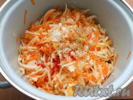 Также добавить в салат мелко нарезанный перец чили, соль, сахар, черный перец, влить растительное масло и уксус.
