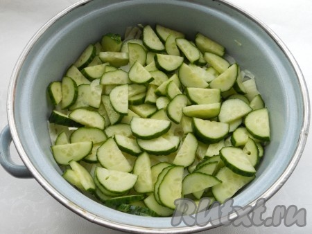 Следующий слой - нарезанные полукружочками свежие огурцы.
