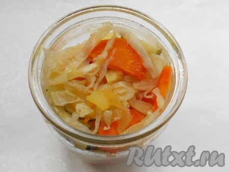 Разложить салат в простерилизованные баночки, прикрыть прокипяченными крышками.
